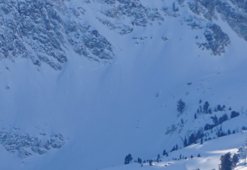 Natural slab avalanche on Thompson Peak (NE, 10000'). 